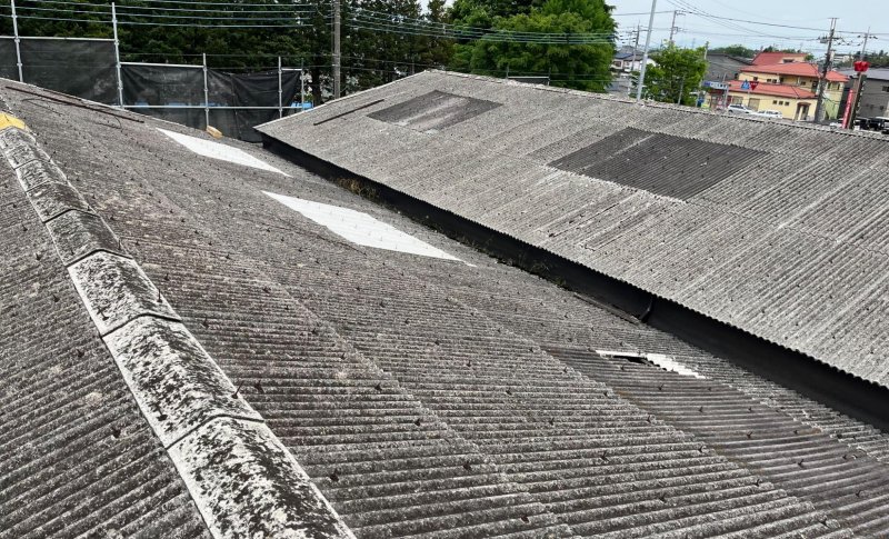 施工前の黒く変色した工場の屋根