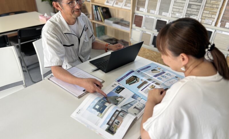 ショールームで商談