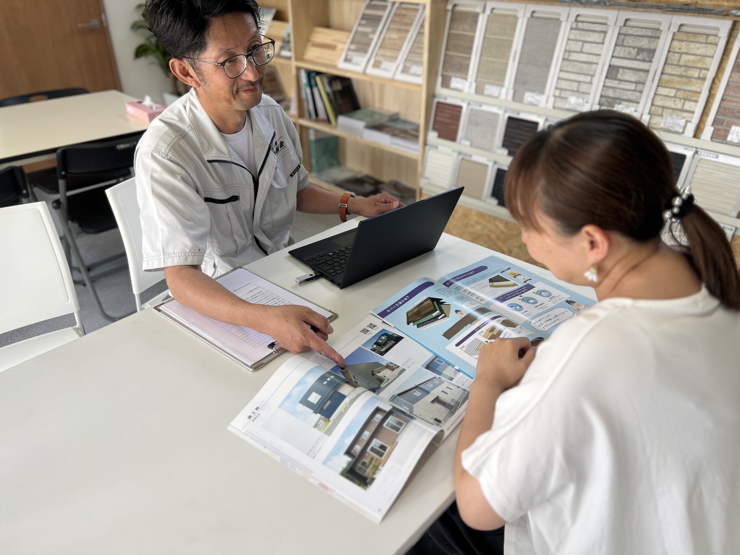ショールームで商談