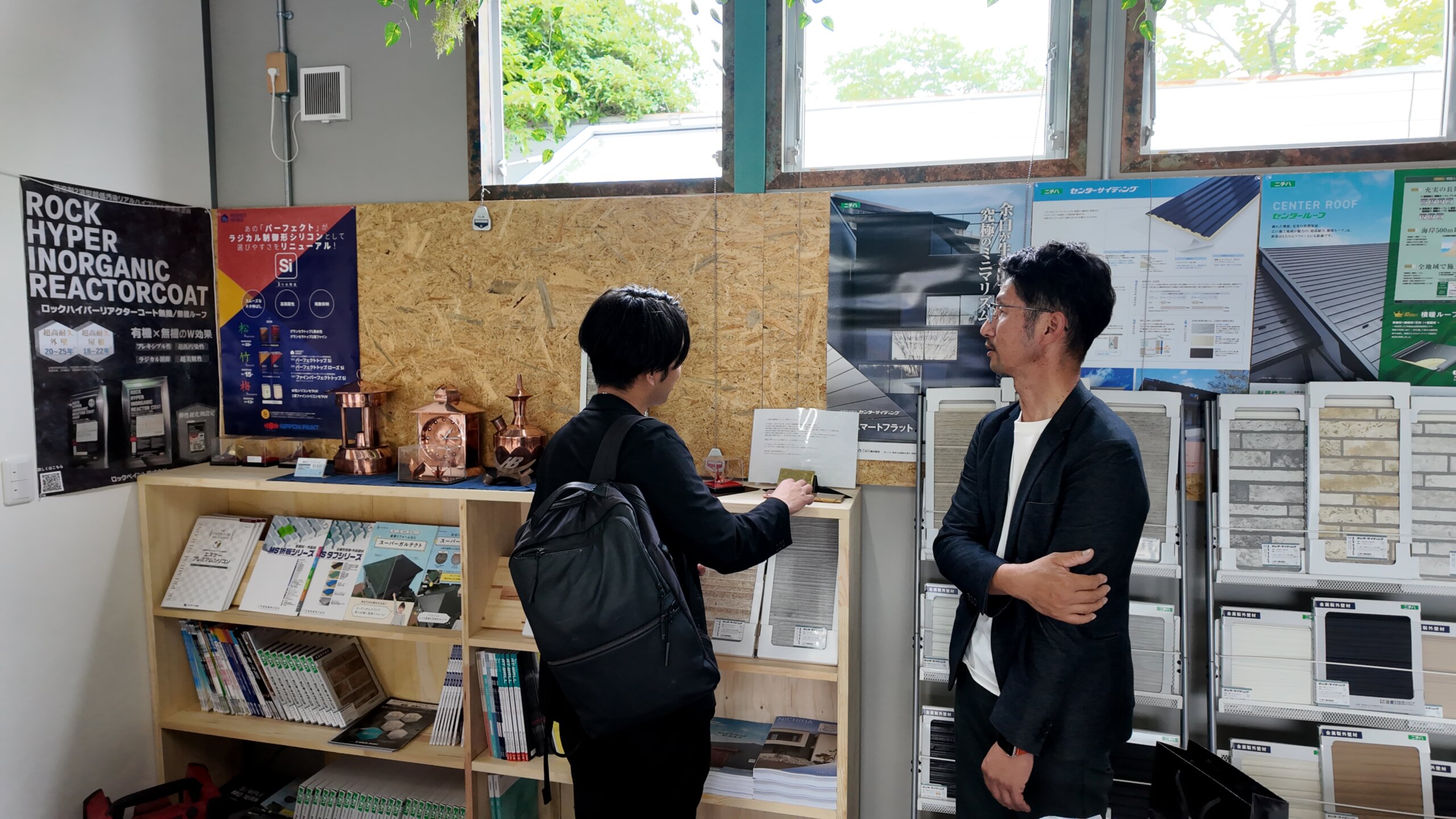 屋根工事に取り組む職人